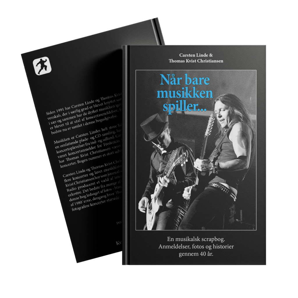 "Bøger og magasiner Forside og bagside af bogen 'Når bare musikken spiller...' af Carsten Linde & Thomas Kvist Christiansen, med sort-hvidt billede af musikere og titlen i blå tekst."