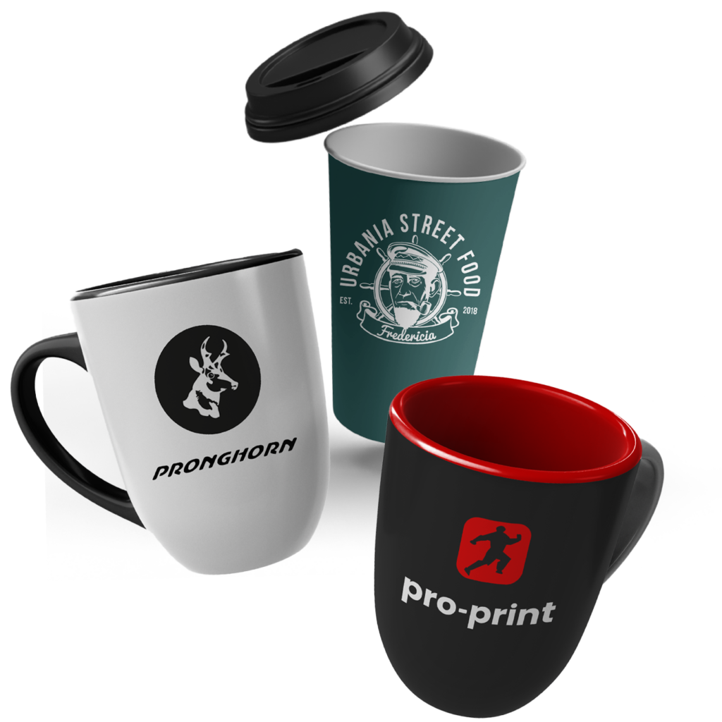 "Tre kopper med forskellige designs: en hvid kop med sort logo og teksten 'PRONGHORN,' en grøn kop med hvid tekst 'URBANIA STREET FOOD Fredericia,' og en sort kop med rød inderside og Pro-Print logo."