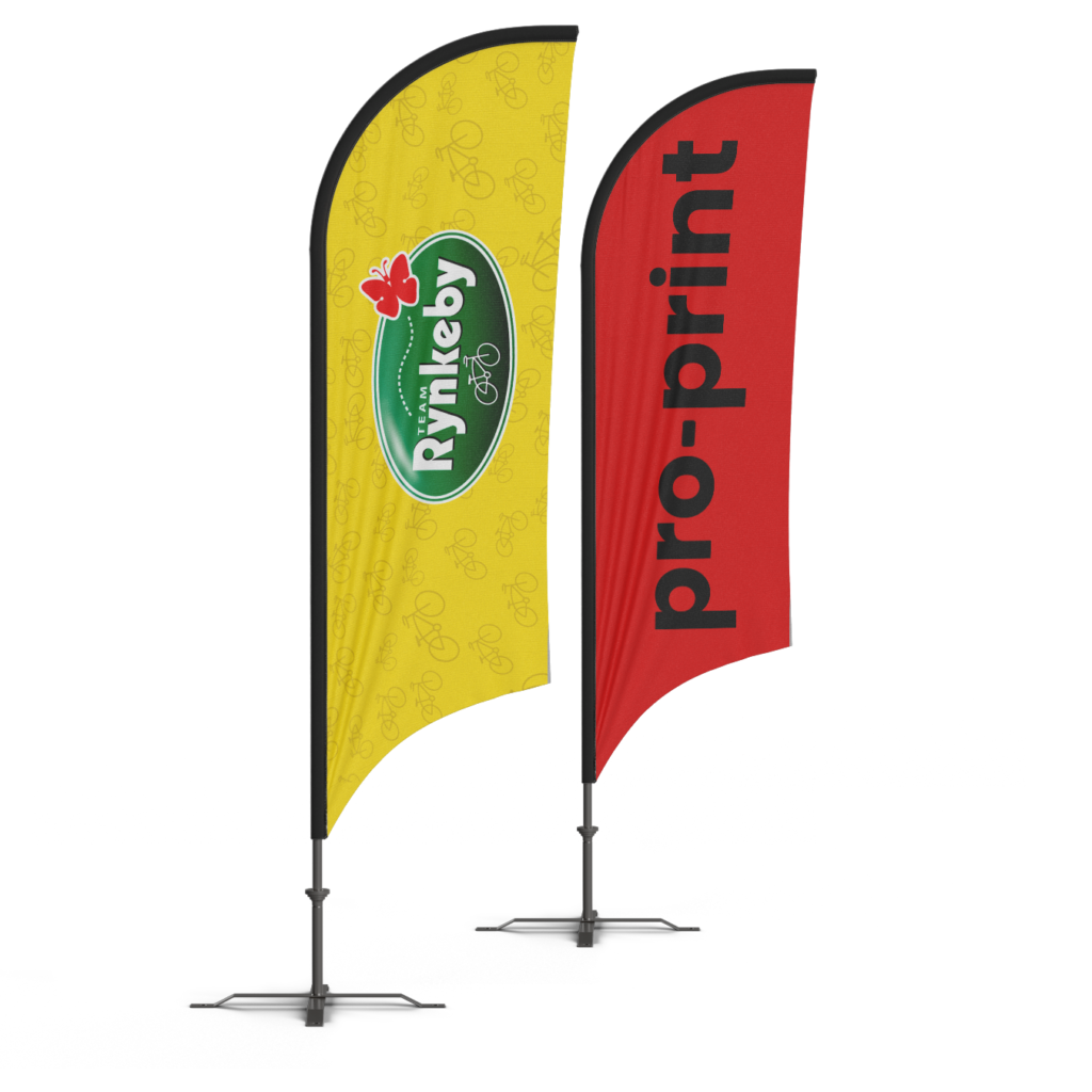 "To beachflag med tryk, et gult med Rynkeby-logo og et rødt med pro-print-logo."