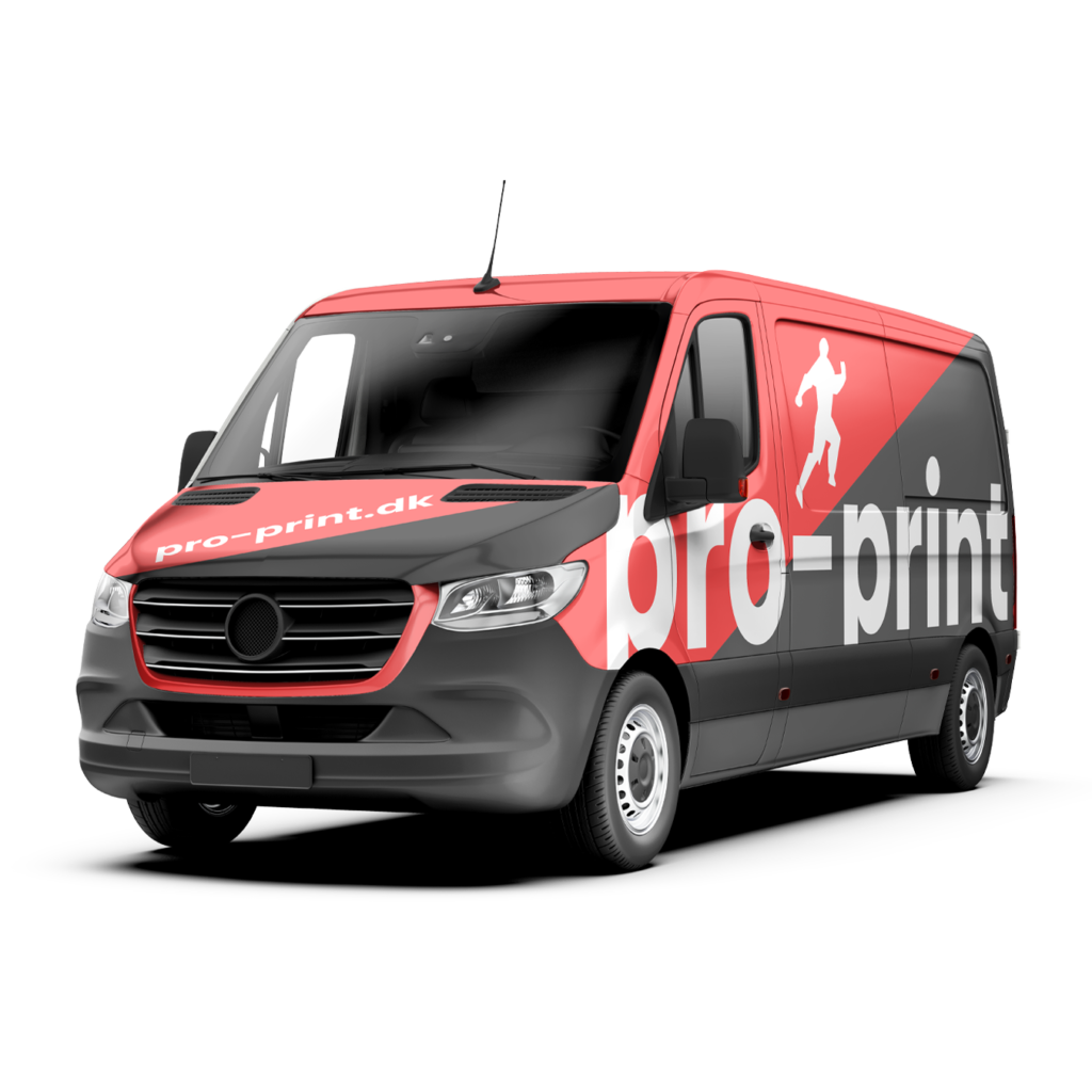 "Pro-Print varevogn med røde og sorte bilstreamers af deres branding og logoet 'pro-print.dk' på fronten."